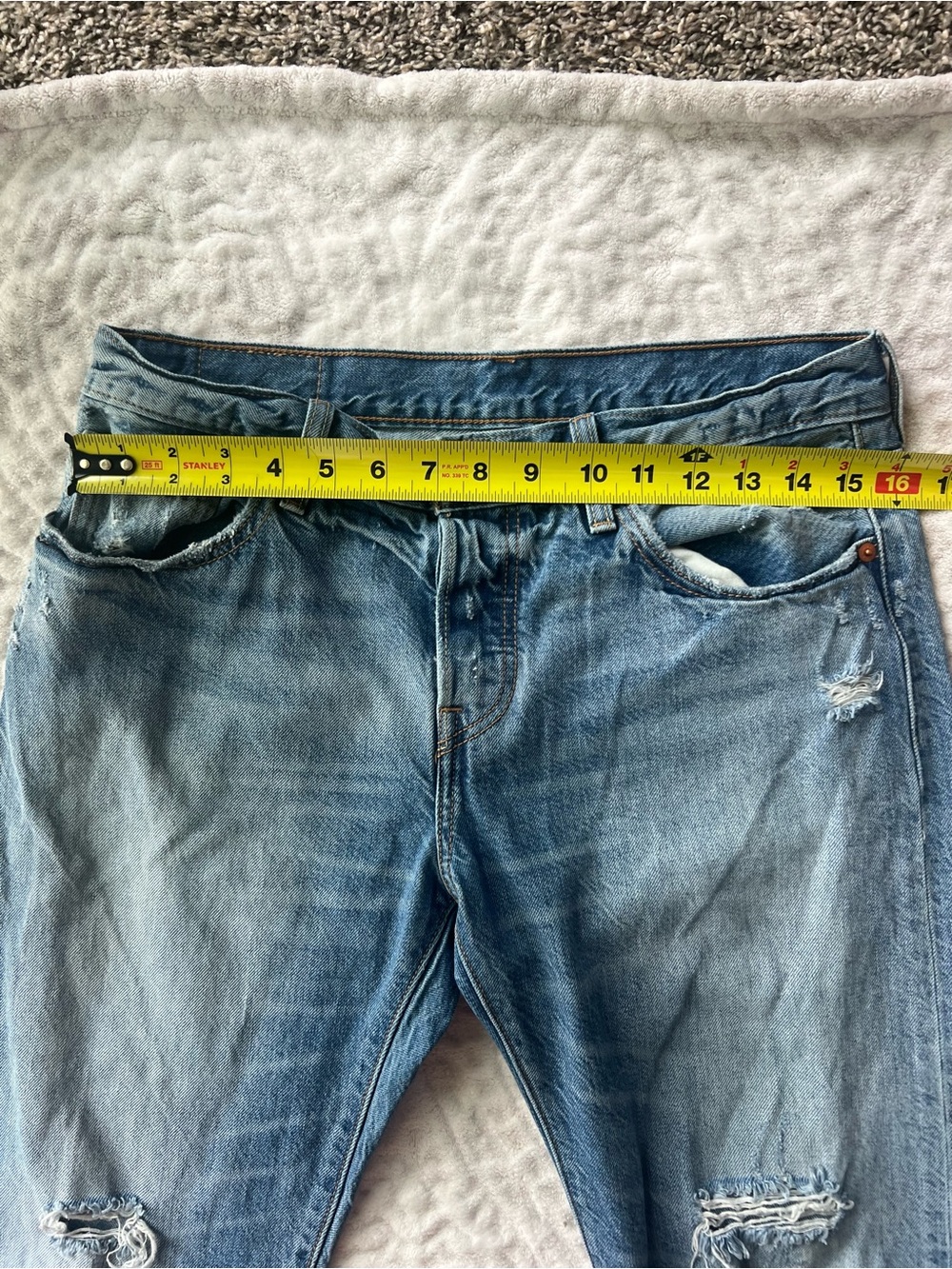Levi’s Distressed SlimFit Jeans Women’s 27x32 Light Wash Ripped Denim Frayed Hem - Picture 8 of 11
